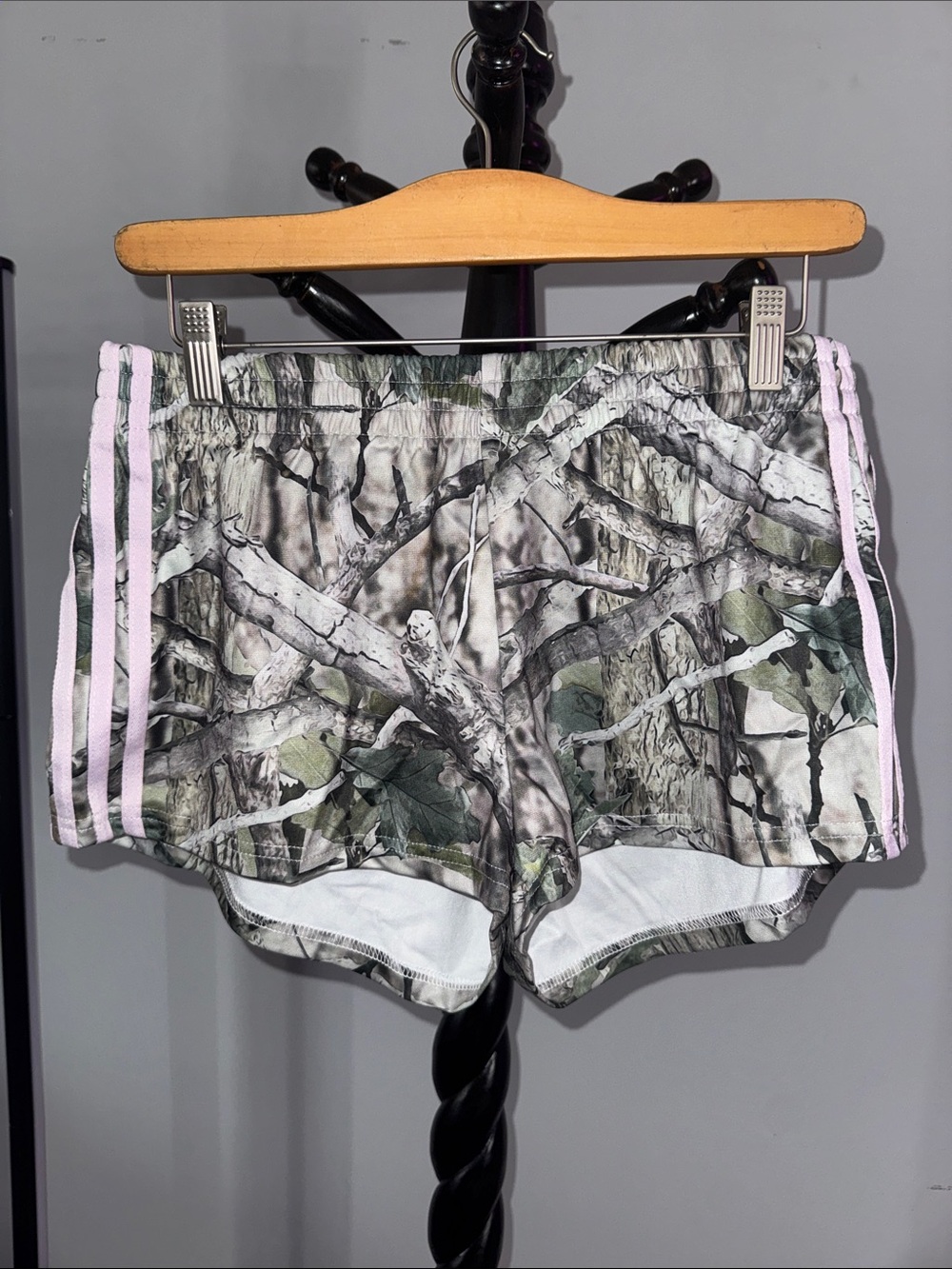 Women’s Camo Print Athletic Shorts with Pink Stripe 1.T